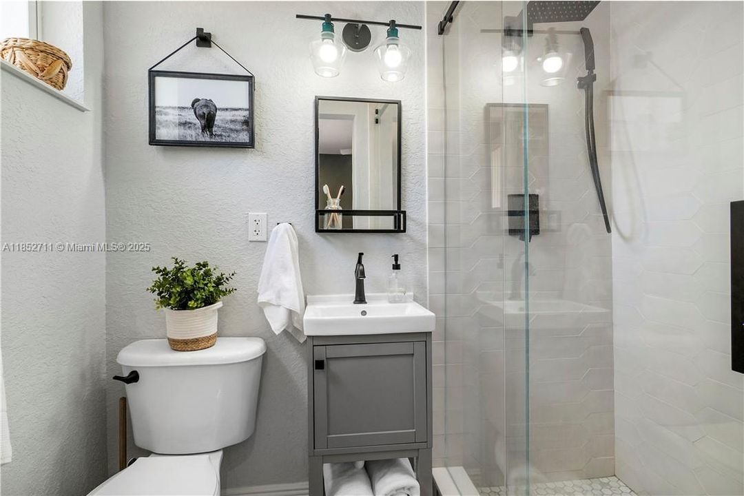 En Venta: $549,000 (3 camas, 2 baños, 1385 Pies cuadrados)