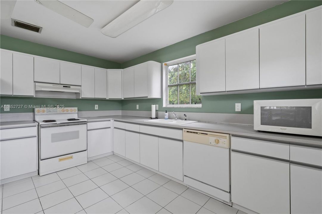 For Sale: $1,945,000 (5 beds, 4 baths, 4066 Square Feet)