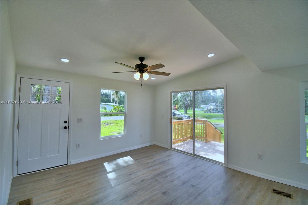 Active With Contract: $230,000 (2 beds, 2 baths, 1152 Square Feet)