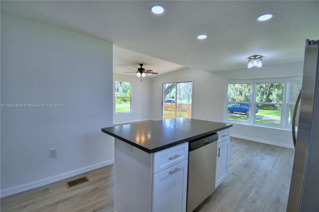 Active With Contract: $230,000 (2 beds, 2 baths, 1152 Square Feet)