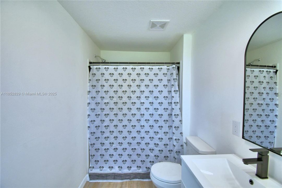 Active With Contract: $230,000 (2 beds, 2 baths, 1152 Square Feet)