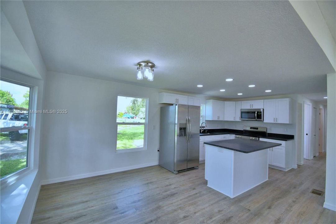 Active With Contract: $230,000 (2 beds, 2 baths, 1152 Square Feet)