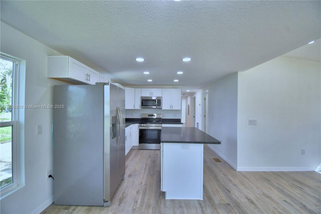 Active With Contract: $230,000 (2 beds, 2 baths, 1152 Square Feet)