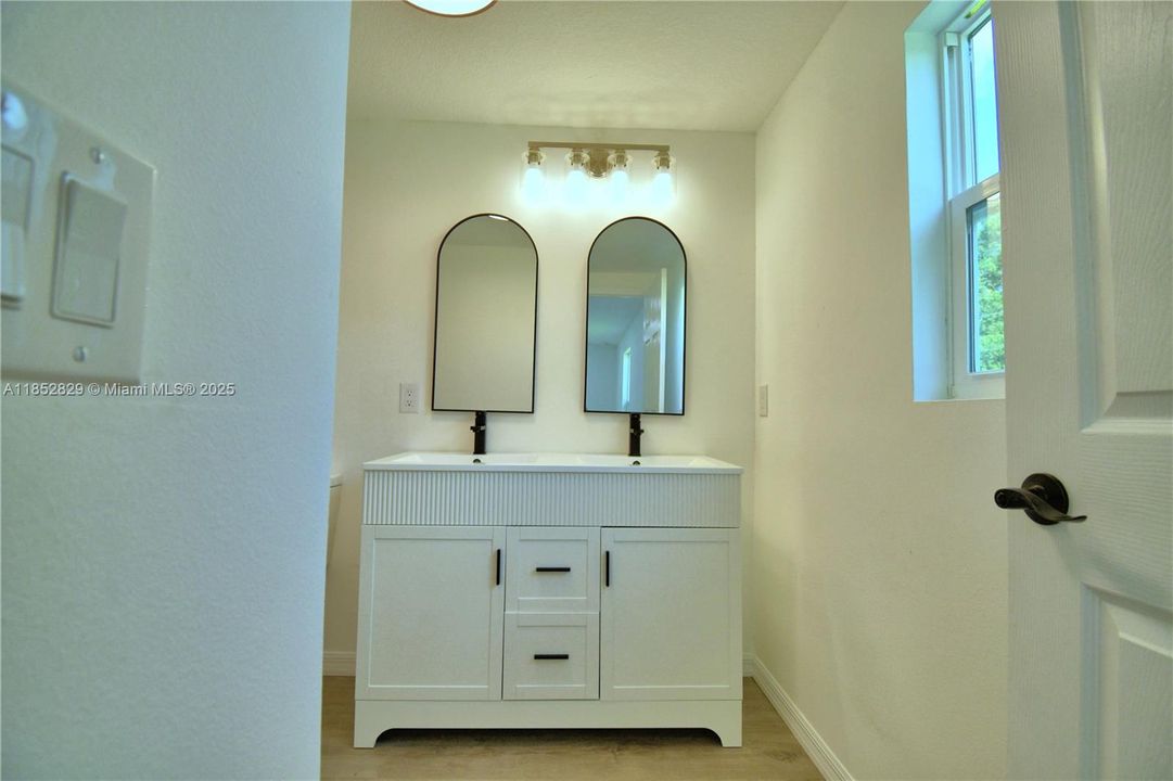 Active With Contract: $230,000 (2 beds, 2 baths, 1152 Square Feet)