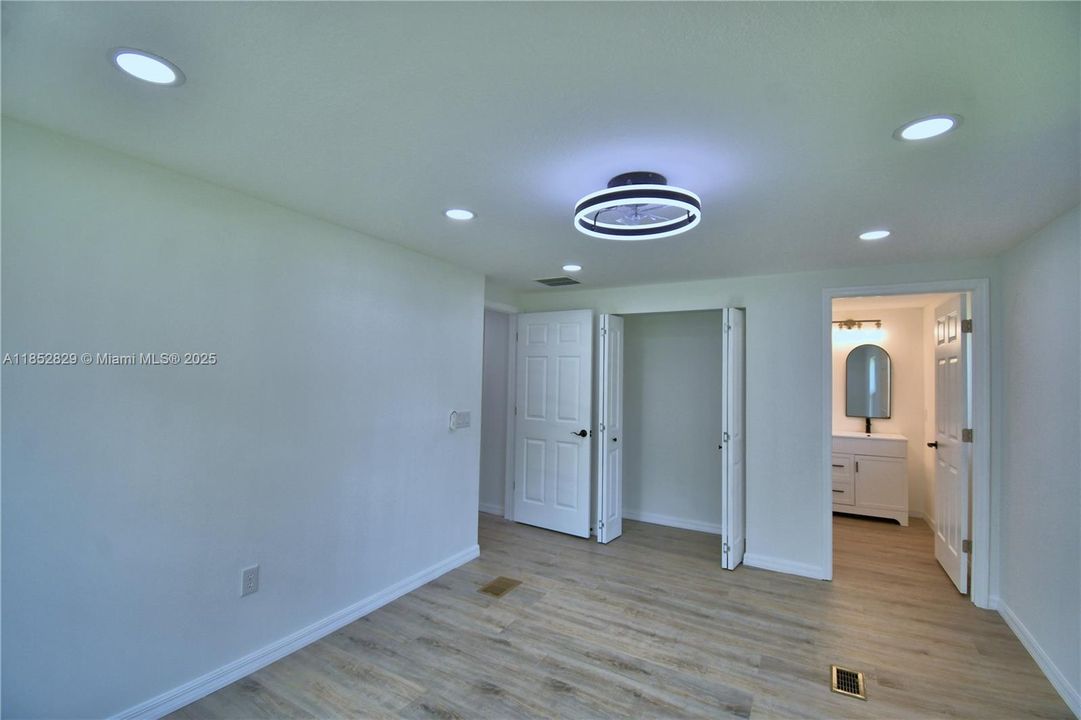 Active With Contract: $230,000 (2 beds, 2 baths, 1152 Square Feet)