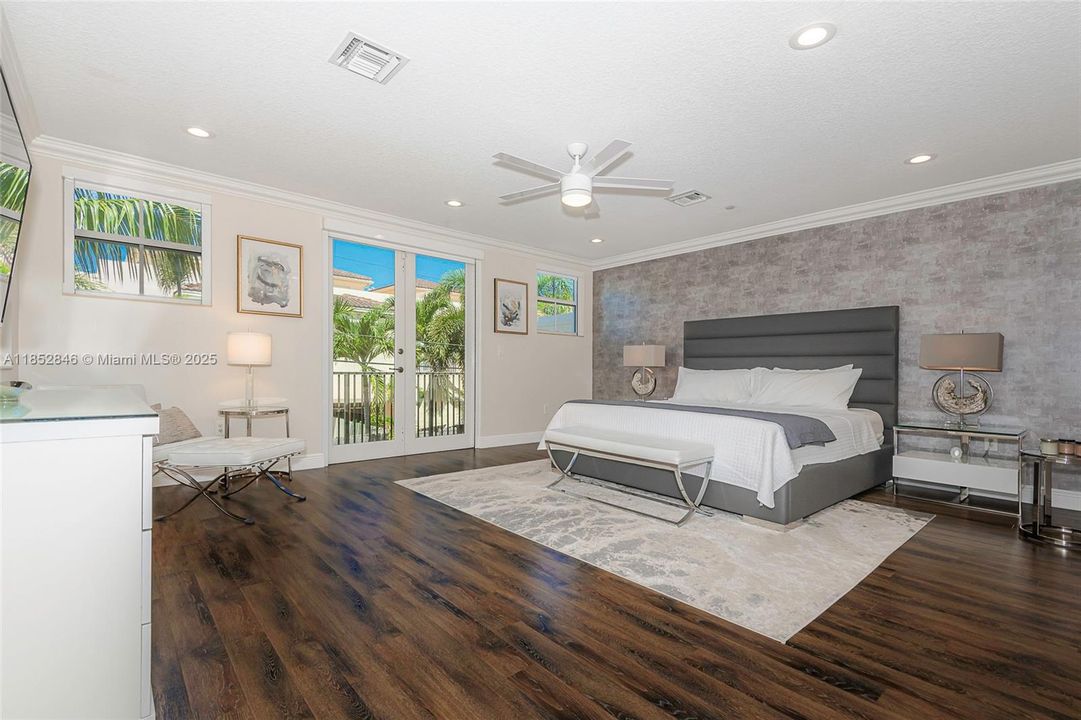 Vendido Recientemente: $1,325,000 (4 camas, 3 baños, 3505 Pies cuadrados)