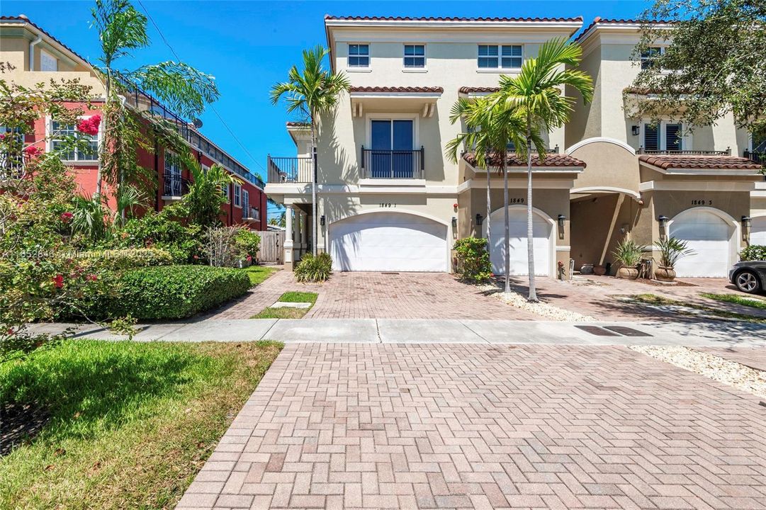 Vendido Recientemente: $1,325,000 (4 camas, 3 baños, 3505 Pies cuadrados)