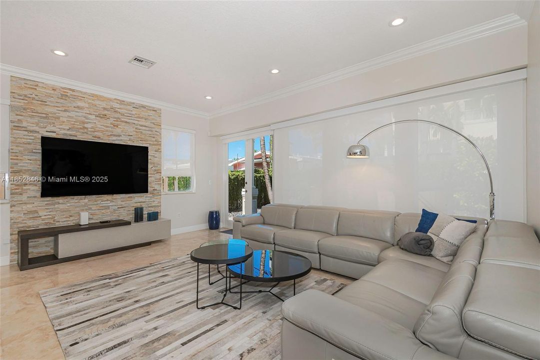 Vendido Recientemente: $1,325,000 (4 camas, 3 baños, 3505 Pies cuadrados)