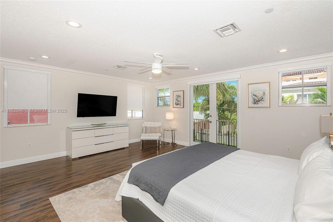 Vendido Recientemente: $1,325,000 (4 camas, 3 baños, 3505 Pies cuadrados)