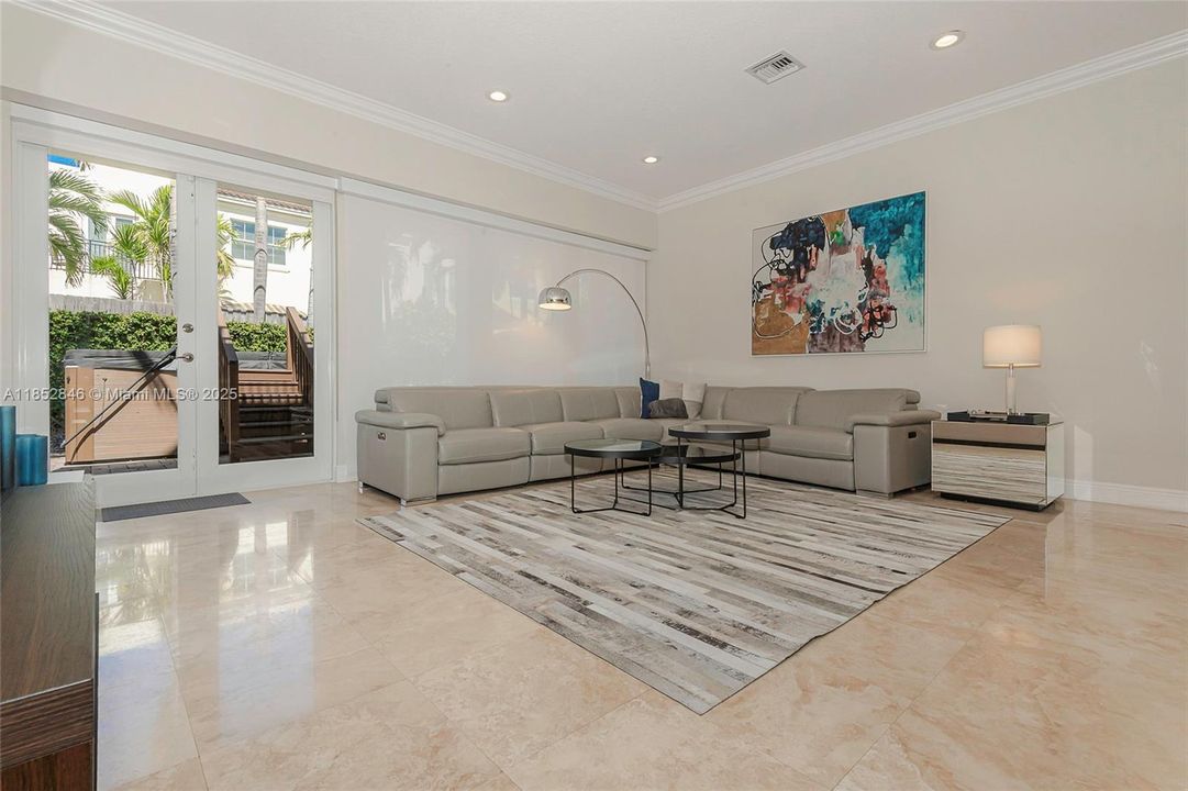 Vendido Recientemente: $1,325,000 (4 camas, 3 baños, 3505 Pies cuadrados)