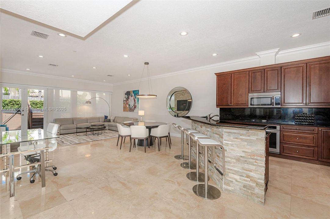 Vendido Recientemente: $1,325,000 (4 camas, 3 baños, 3505 Pies cuadrados)