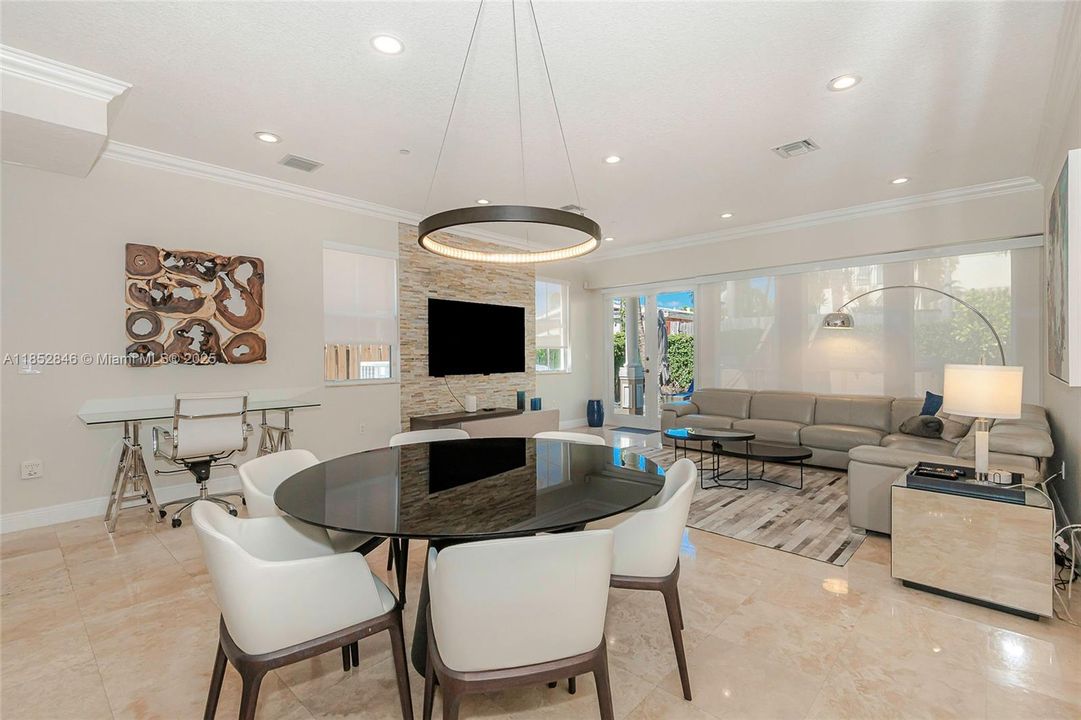 Vendido Recientemente: $1,325,000 (4 camas, 3 baños, 3505 Pies cuadrados)