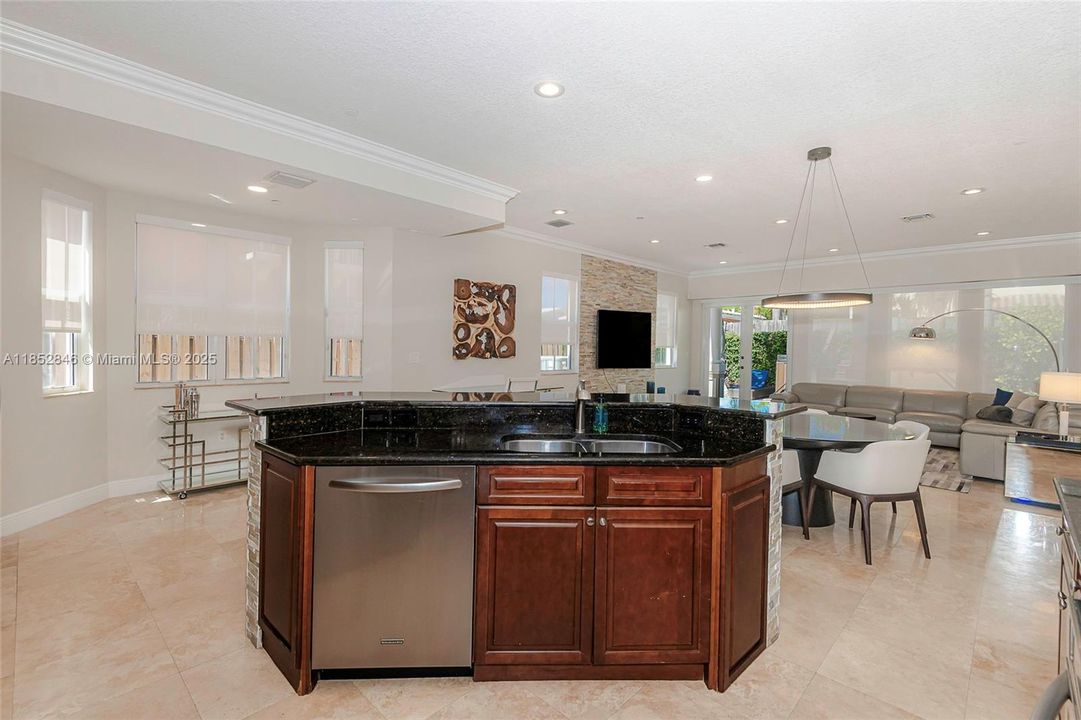 Vendido Recientemente: $1,325,000 (4 camas, 3 baños, 3505 Pies cuadrados)