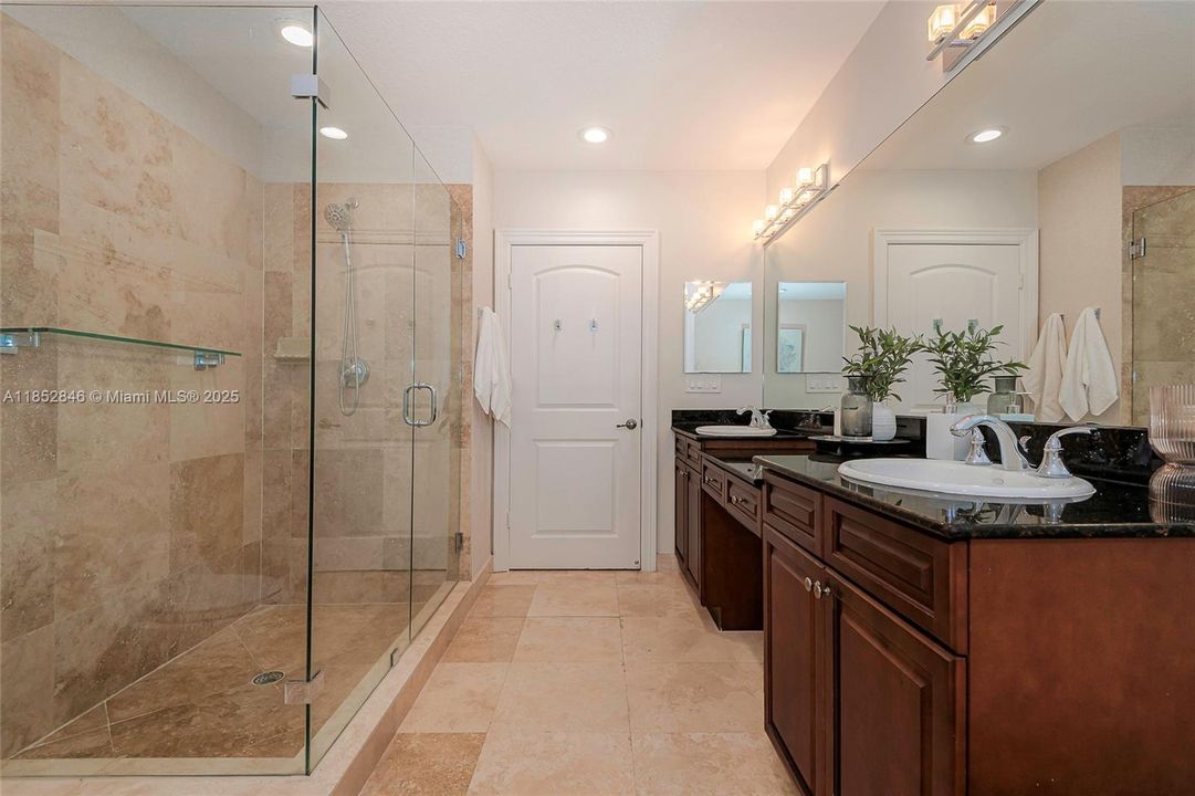 Vendido Recientemente: $1,325,000 (4 camas, 3 baños, 3505 Pies cuadrados)