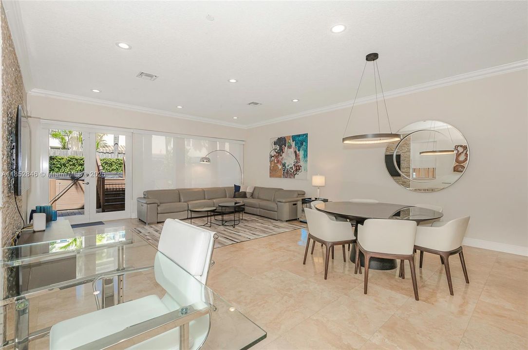 Vendido Recientemente: $1,325,000 (4 camas, 3 baños, 3505 Pies cuadrados)