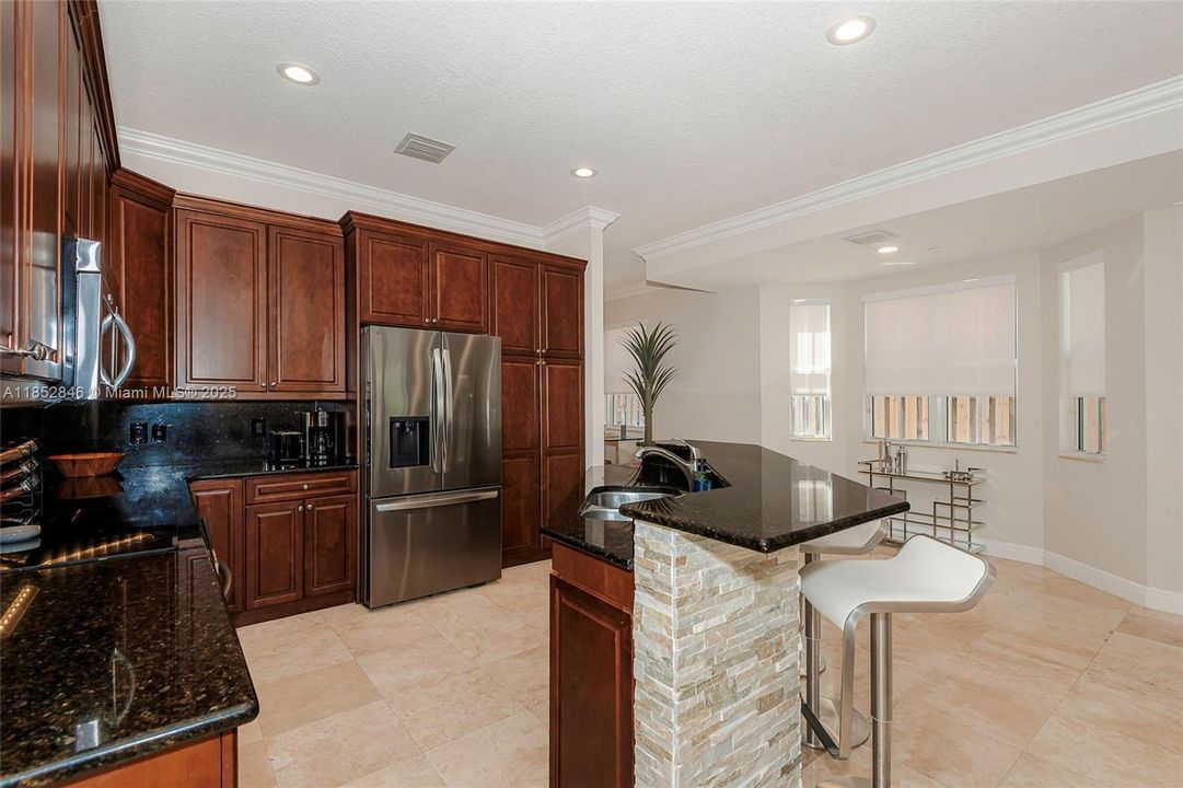 Vendido Recientemente: $1,325,000 (4 camas, 3 baños, 3505 Pies cuadrados)