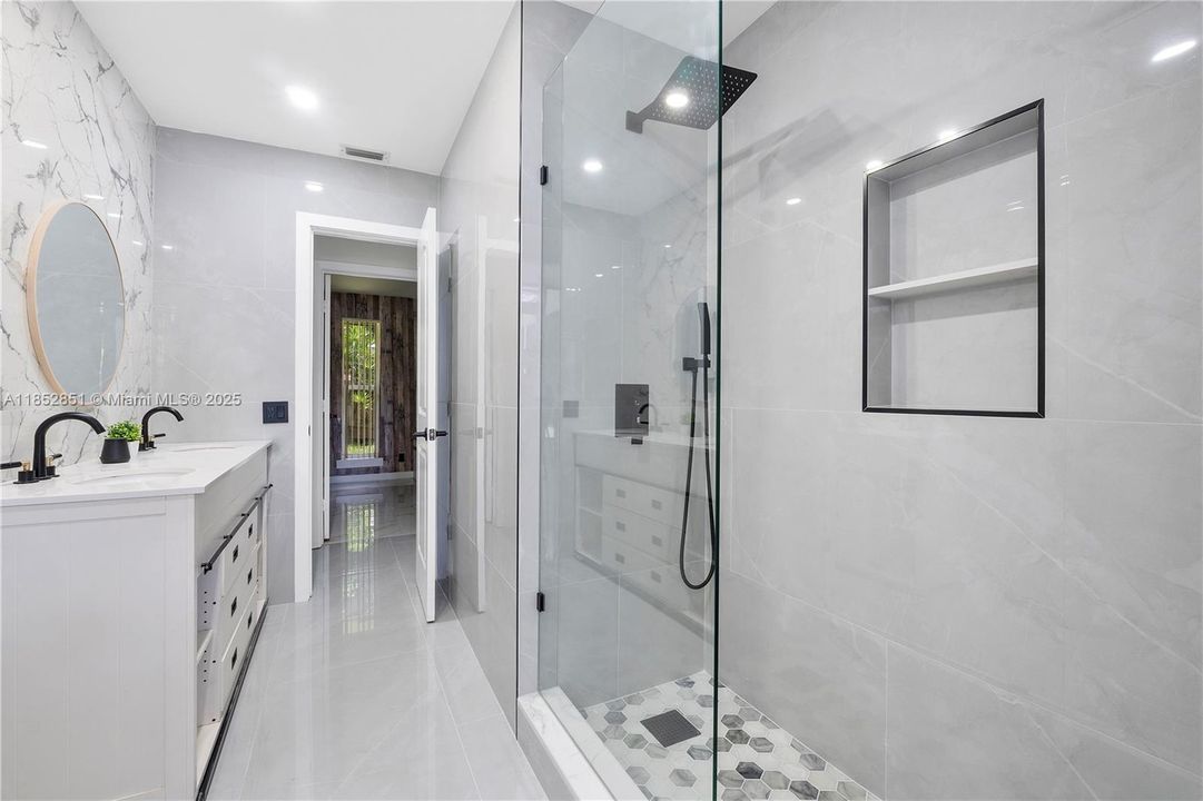 Vendido Recientemente: $710,000 (4 camas, 2 baños, 2104 Pies cuadrados)