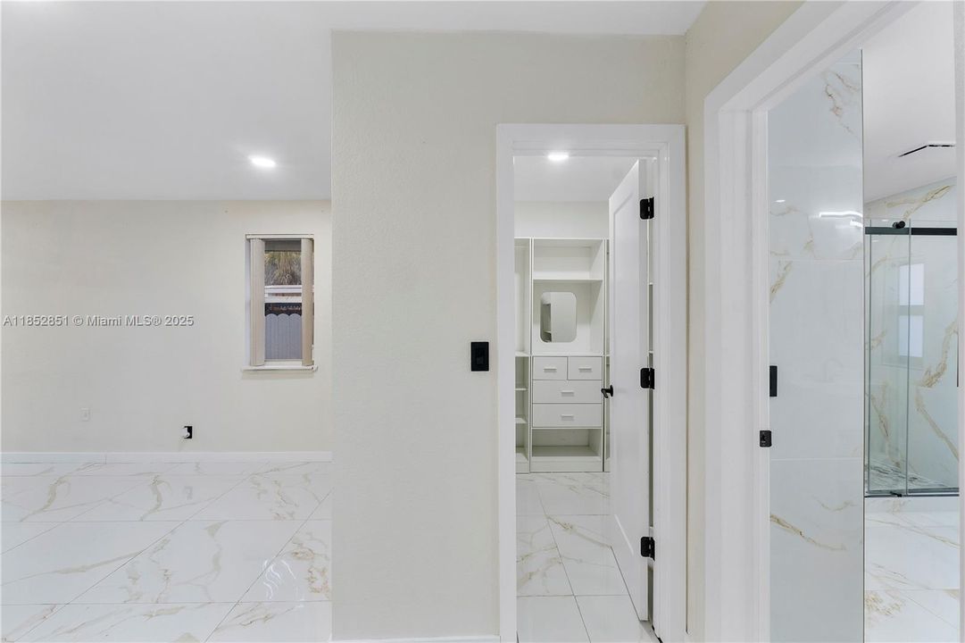 Vendido Recientemente: $710,000 (4 camas, 2 baños, 2104 Pies cuadrados)