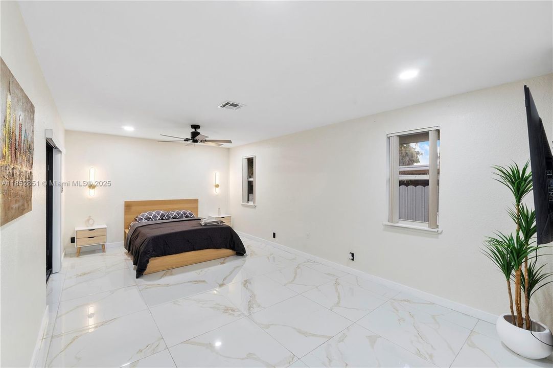 Vendido Recientemente: $710,000 (4 camas, 2 baños, 2104 Pies cuadrados)