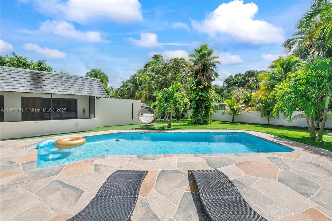 Vendido Recientemente: $710,000 (4 camas, 2 baños, 2104 Pies cuadrados)