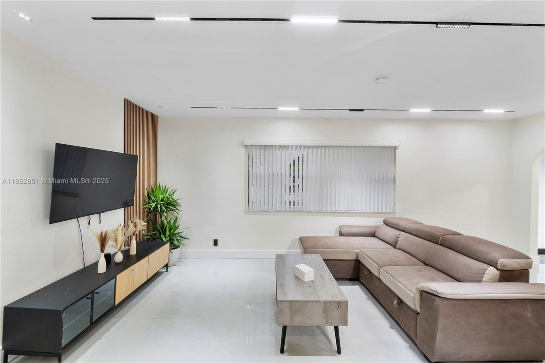 Vendido Recientemente: $710,000 (4 camas, 2 baños, 2104 Pies cuadrados)