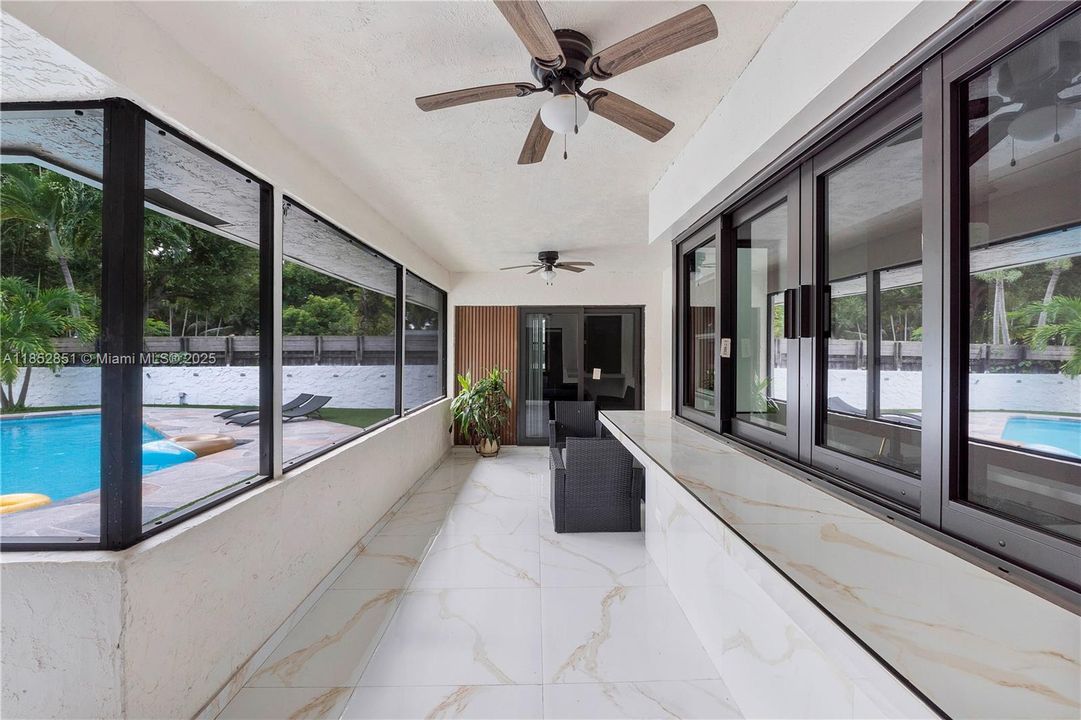 Vendido Recientemente: $710,000 (4 camas, 2 baños, 2104 Pies cuadrados)