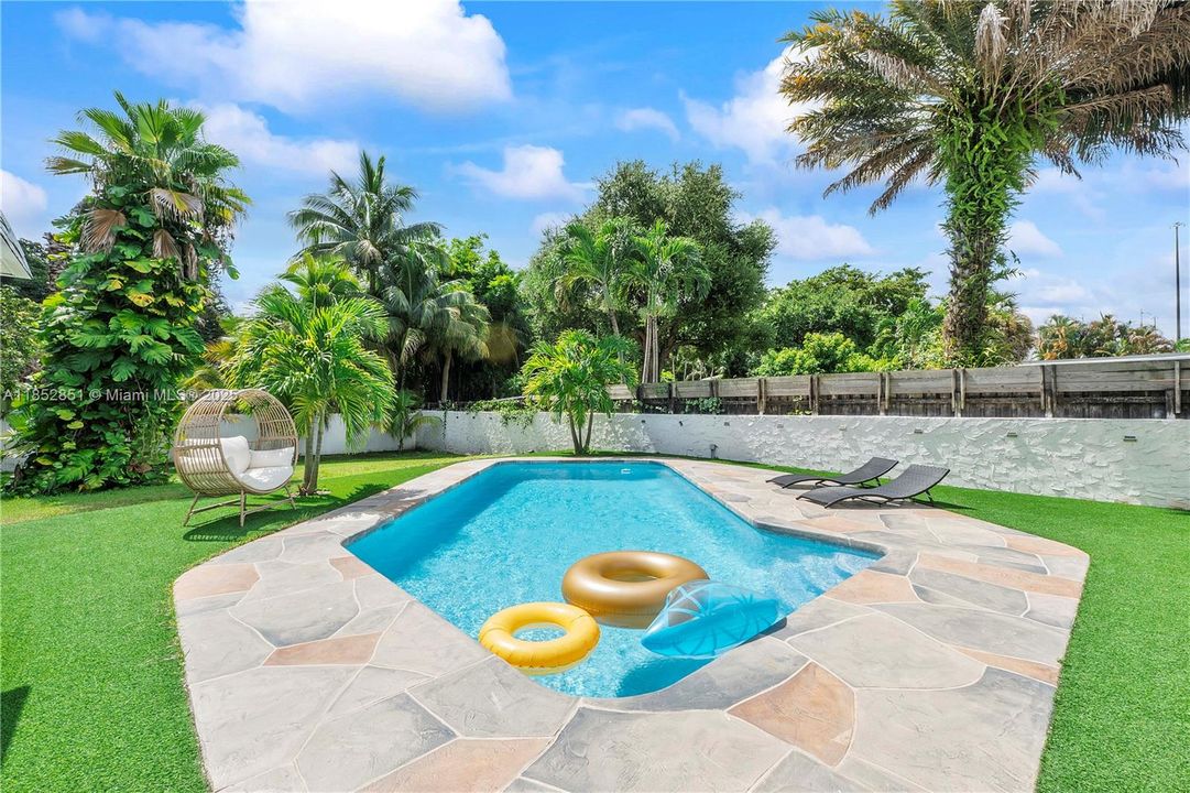 Vendido Recientemente: $710,000 (4 camas, 2 baños, 2104 Pies cuadrados)