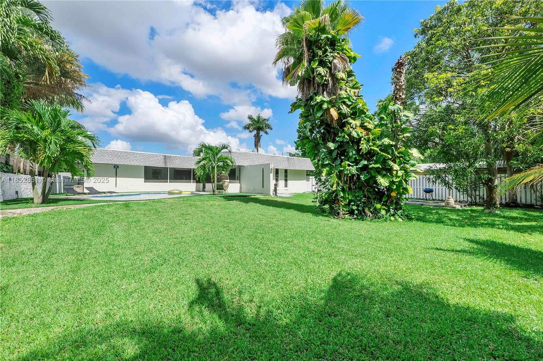 Vendido Recientemente: $710,000 (4 camas, 2 baños, 2104 Pies cuadrados)