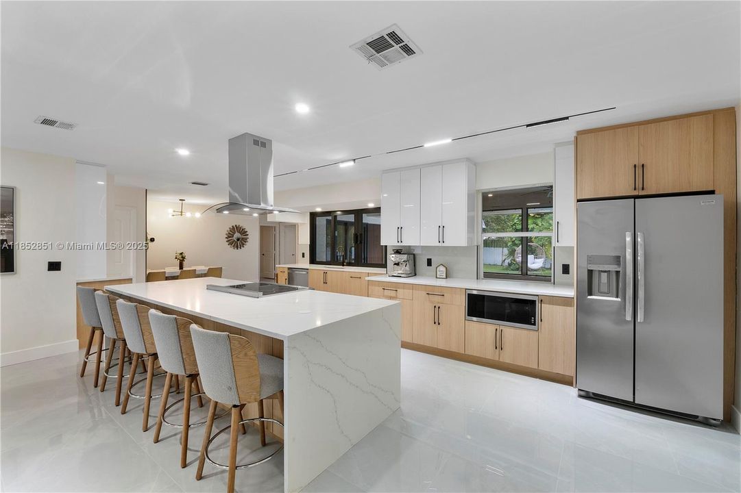 Vendido Recientemente: $710,000 (4 camas, 2 baños, 2104 Pies cuadrados)