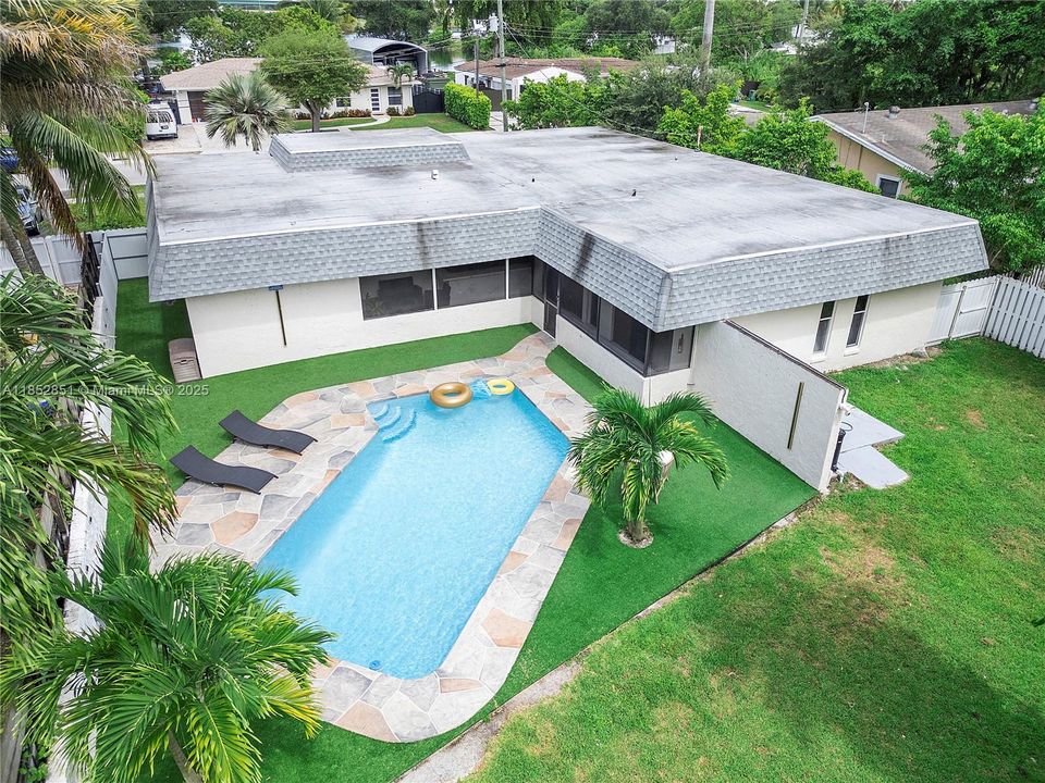 Vendido Recientemente: $710,000 (4 camas, 2 baños, 2104 Pies cuadrados)