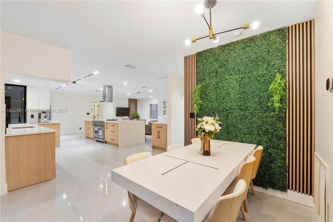 Vendido Recientemente: $710,000 (4 camas, 2 baños, 2104 Pies cuadrados)