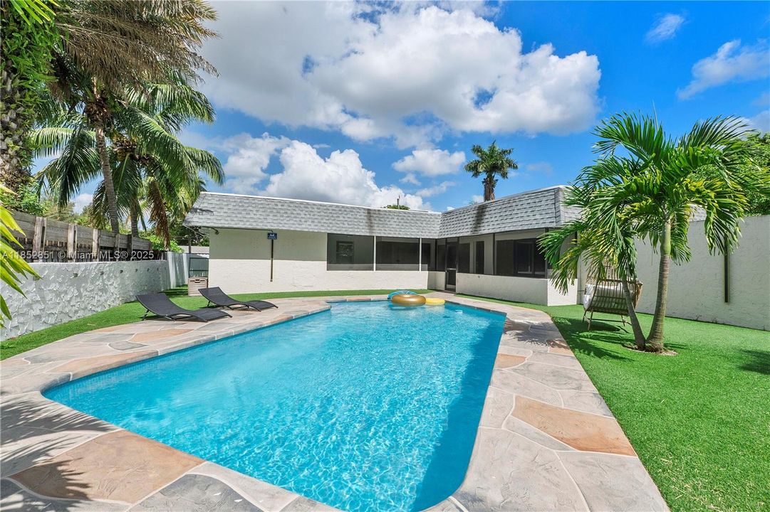 Vendido Recientemente: $710,000 (4 camas, 2 baños, 2104 Pies cuadrados)