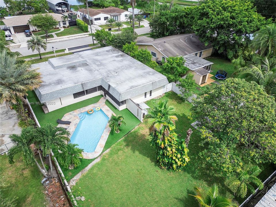 Vendido Recientemente: $710,000 (4 camas, 2 baños, 2104 Pies cuadrados)