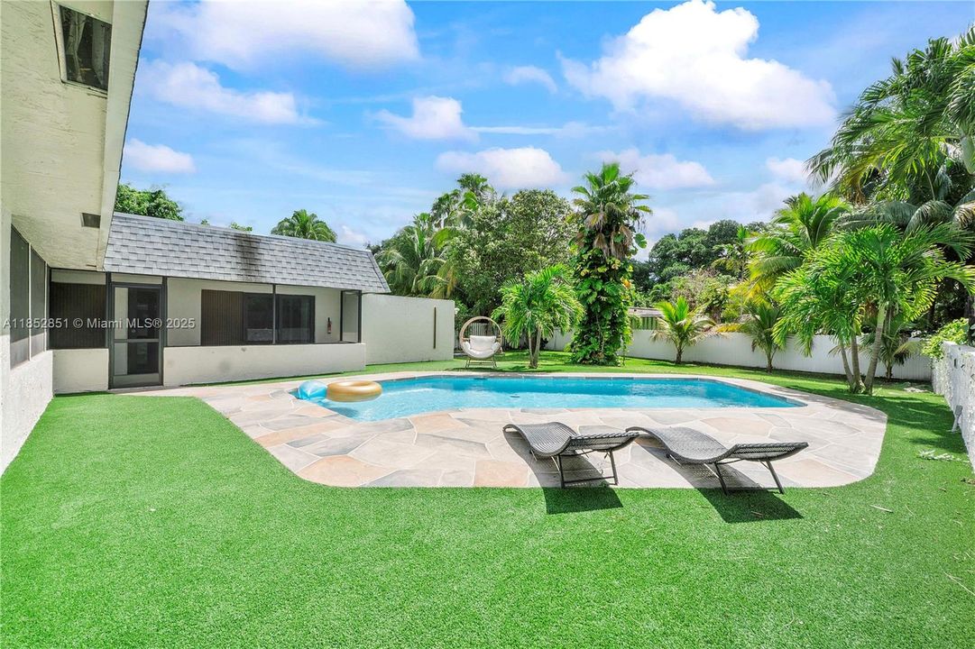 Vendido Recientemente: $710,000 (4 camas, 2 baños, 2104 Pies cuadrados)