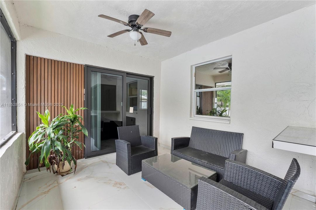 Vendido Recientemente: $710,000 (4 camas, 2 baños, 2104 Pies cuadrados)