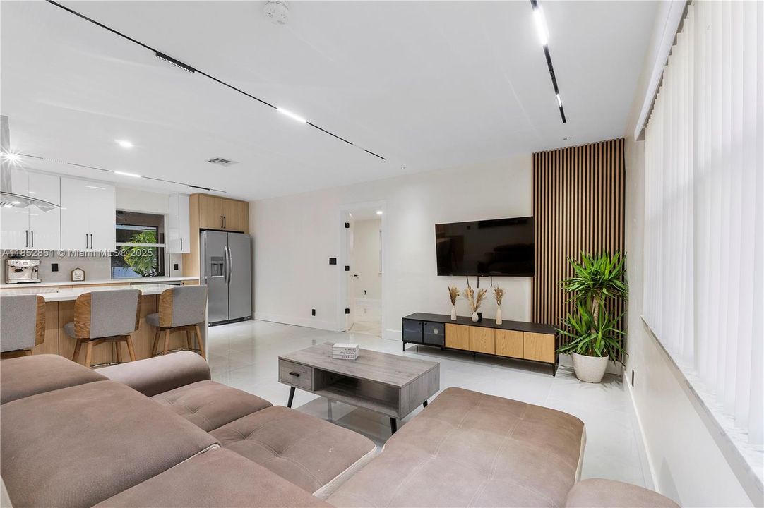 Vendido Recientemente: $710,000 (4 camas, 2 baños, 2104 Pies cuadrados)