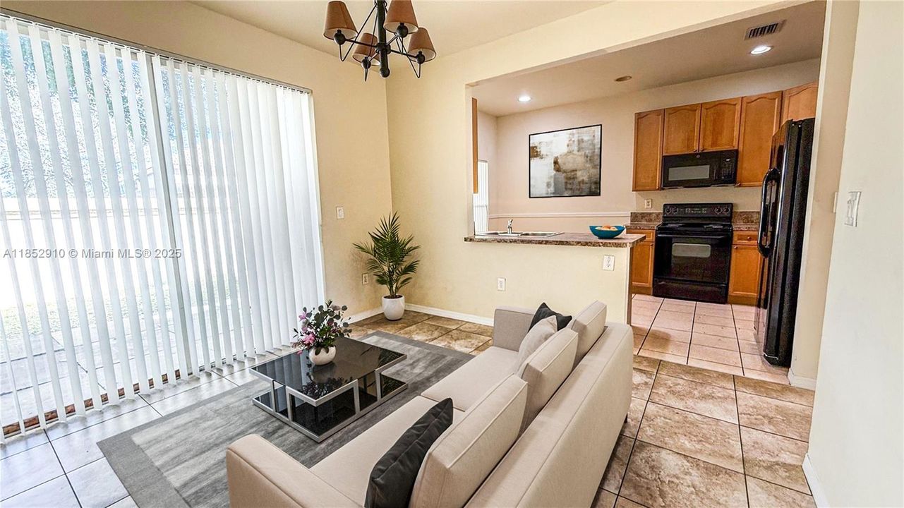 Activo con contrato: $2,600 (3 camas, 2 baños, 1536 Pies cuadrados)