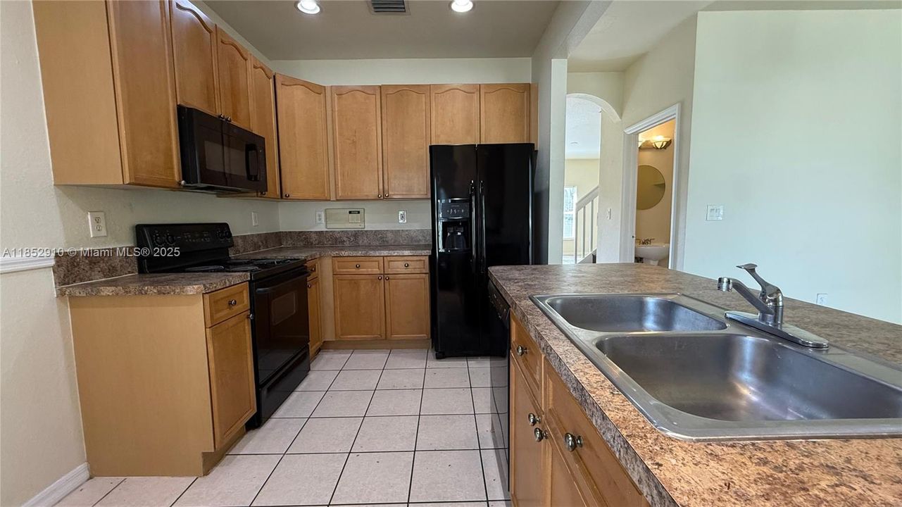 Activo con contrato: $2,600 (3 camas, 2 baños, 1536 Pies cuadrados)