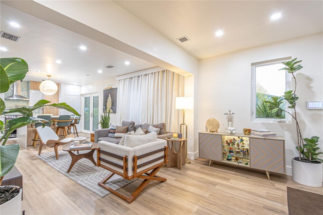 合同活跃: $4,500 (3 贝兹, 3 浴室, 1154 平方英尺)