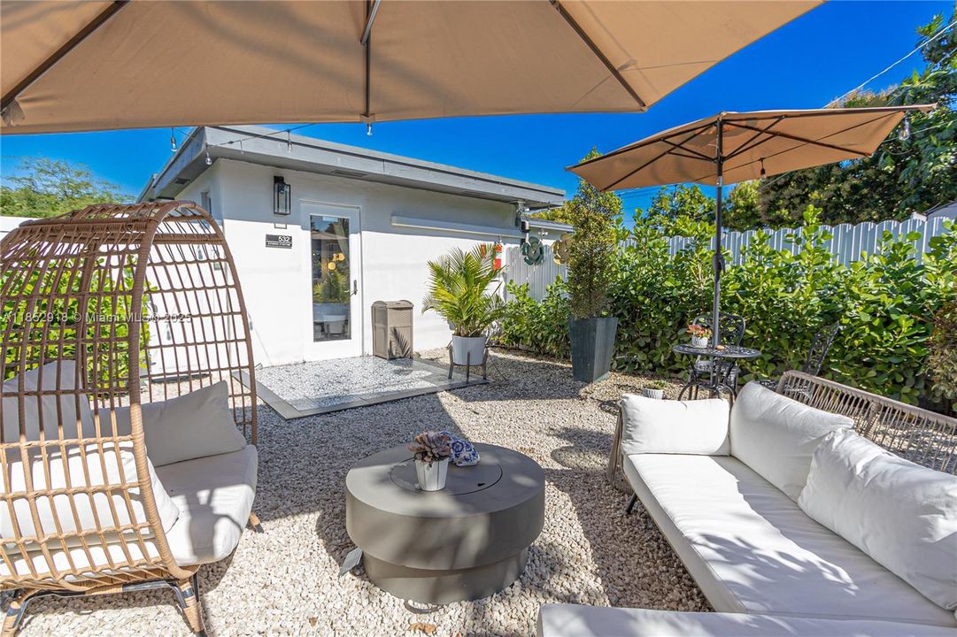 合同活跃: $4,500 (3 贝兹, 3 浴室, 1154 平方英尺)