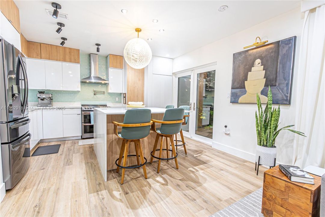 合同活跃: $4,500 (3 贝兹, 3 浴室, 1154 平方英尺)