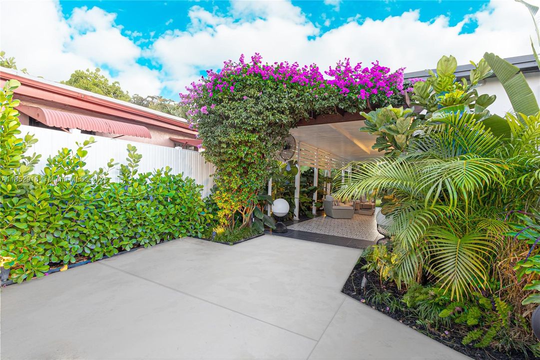 合同活跃: $4,500 (3 贝兹, 3 浴室, 1154 平方英尺)