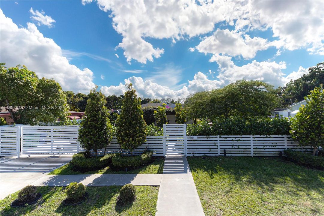 合同活跃: $4,500 (3 贝兹, 3 浴室, 1154 平方英尺)