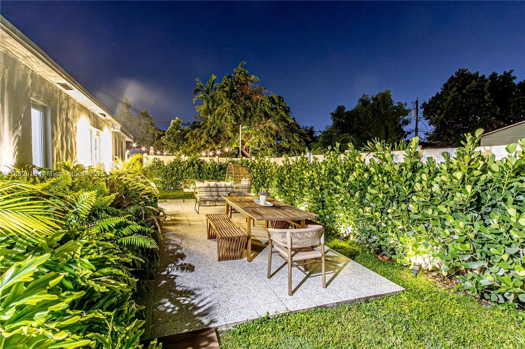 合同活跃: $4,500 (3 贝兹, 3 浴室, 1154 平方英尺)