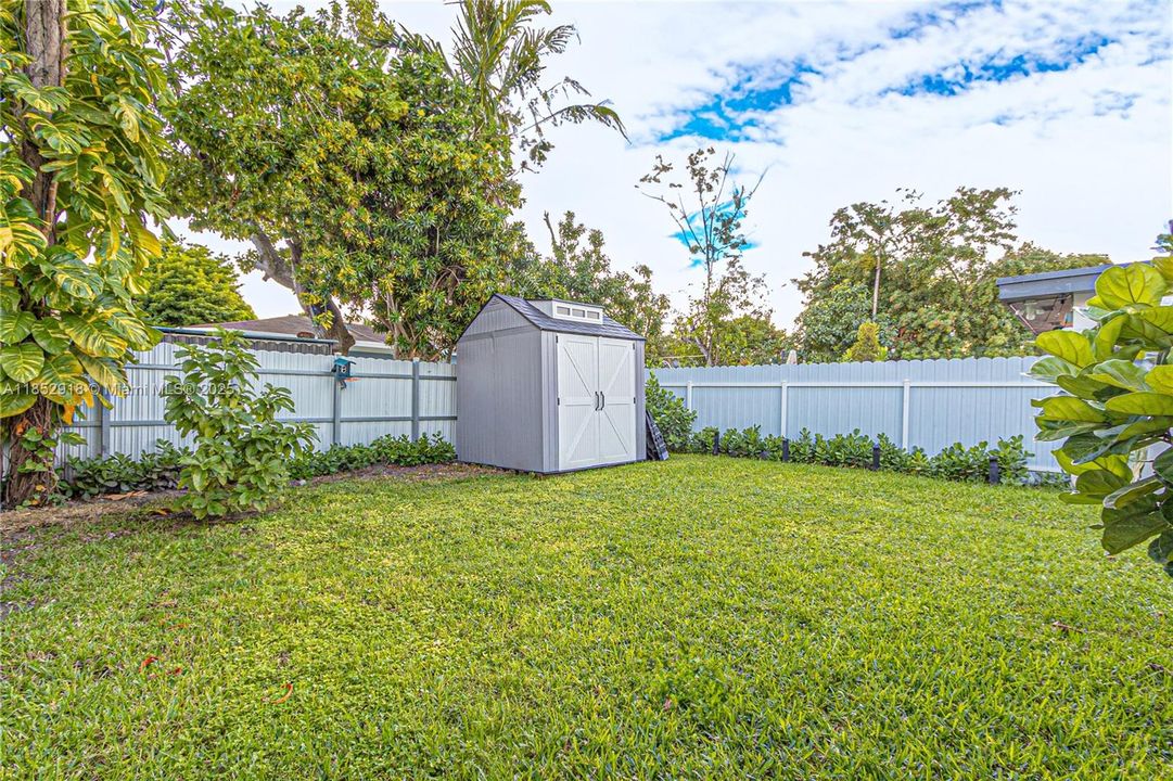 合同活跃: $4,500 (3 贝兹, 3 浴室, 1154 平方英尺)