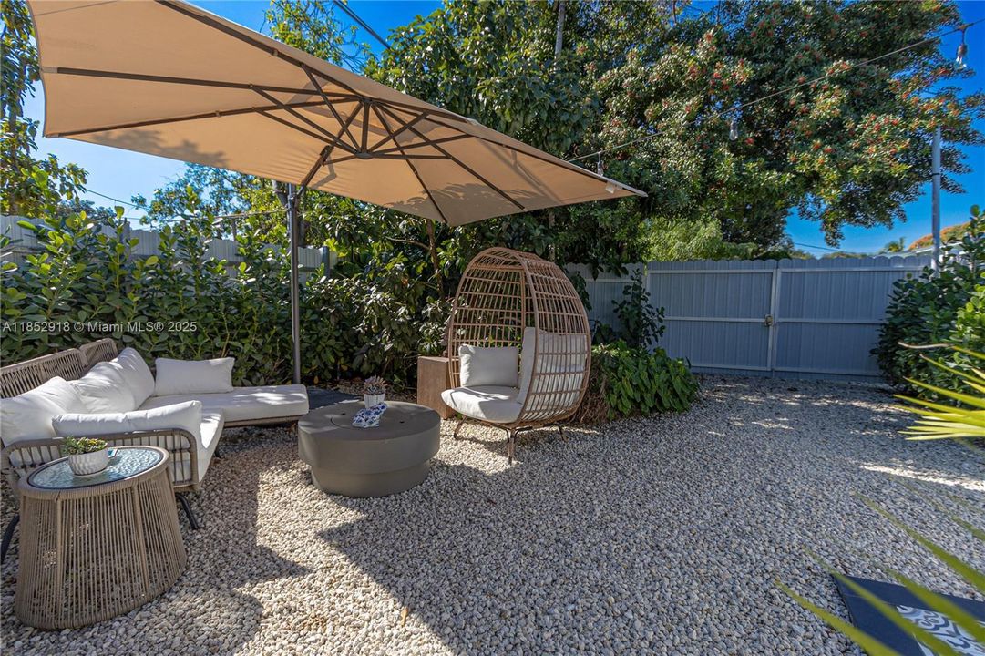 合同活跃: $4,500 (3 贝兹, 3 浴室, 1154 平方英尺)