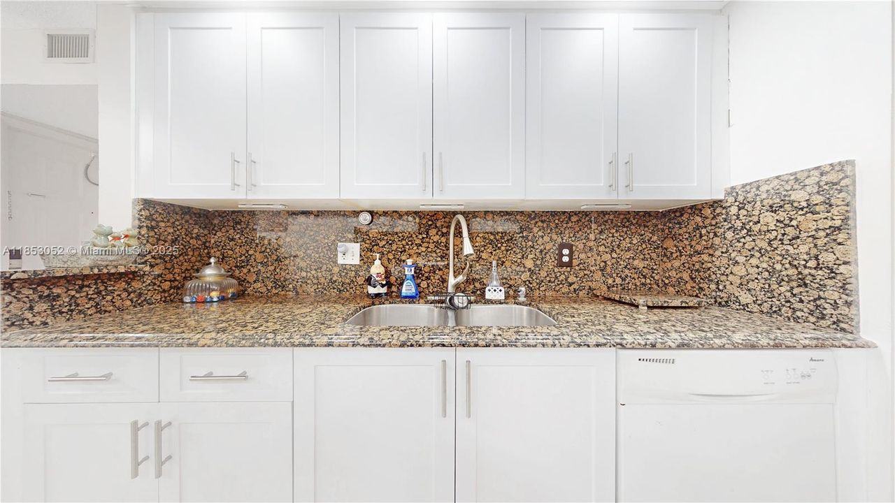 合同活跃: $239,000 (2 贝兹, 2 浴室, 1364 平方英尺)