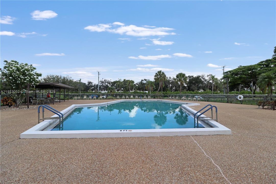 合同活跃: $239,000 (2 贝兹, 2 浴室, 1364 平方英尺)