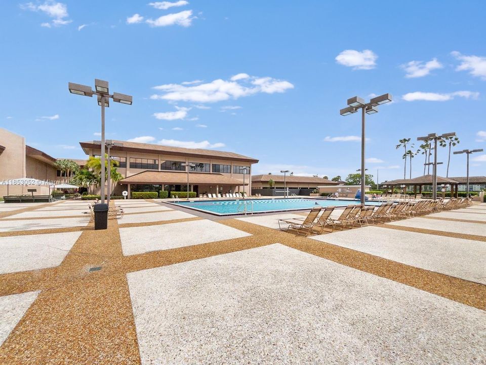 合同活跃: $239,000 (2 贝兹, 2 浴室, 1364 平方英尺)