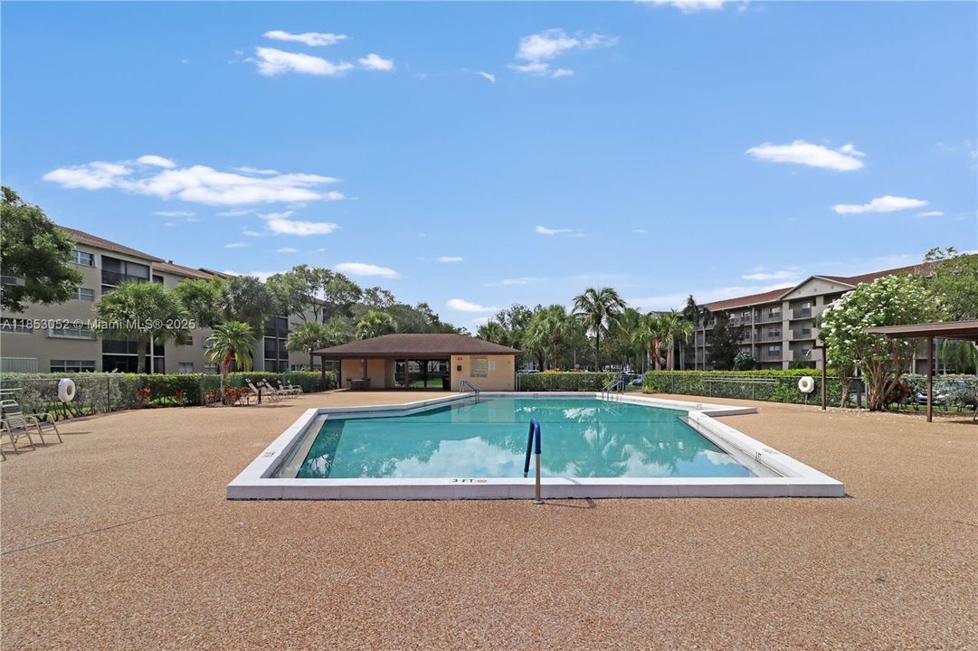 合同活跃: $239,000 (2 贝兹, 2 浴室, 1364 平方英尺)